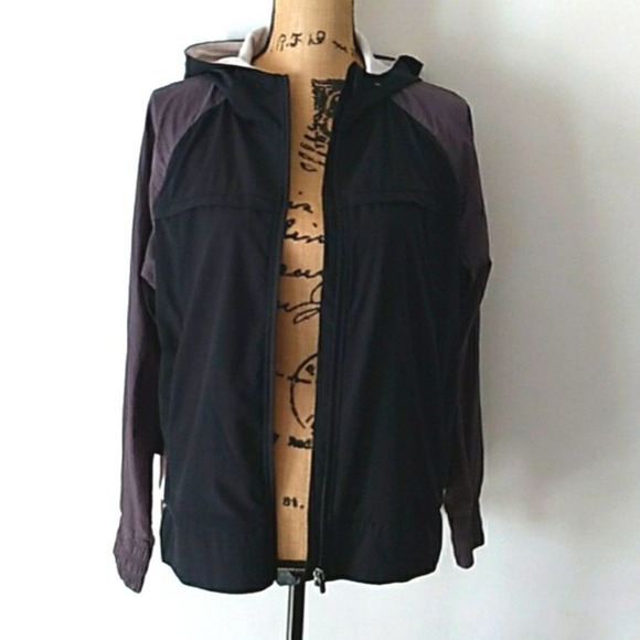 🔥Fabletics Hooded Zip Up Windbreaker Jacket - Picture 2 of 6